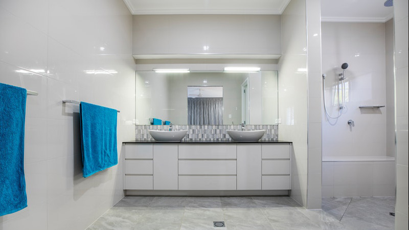Projectos white bathroom interior